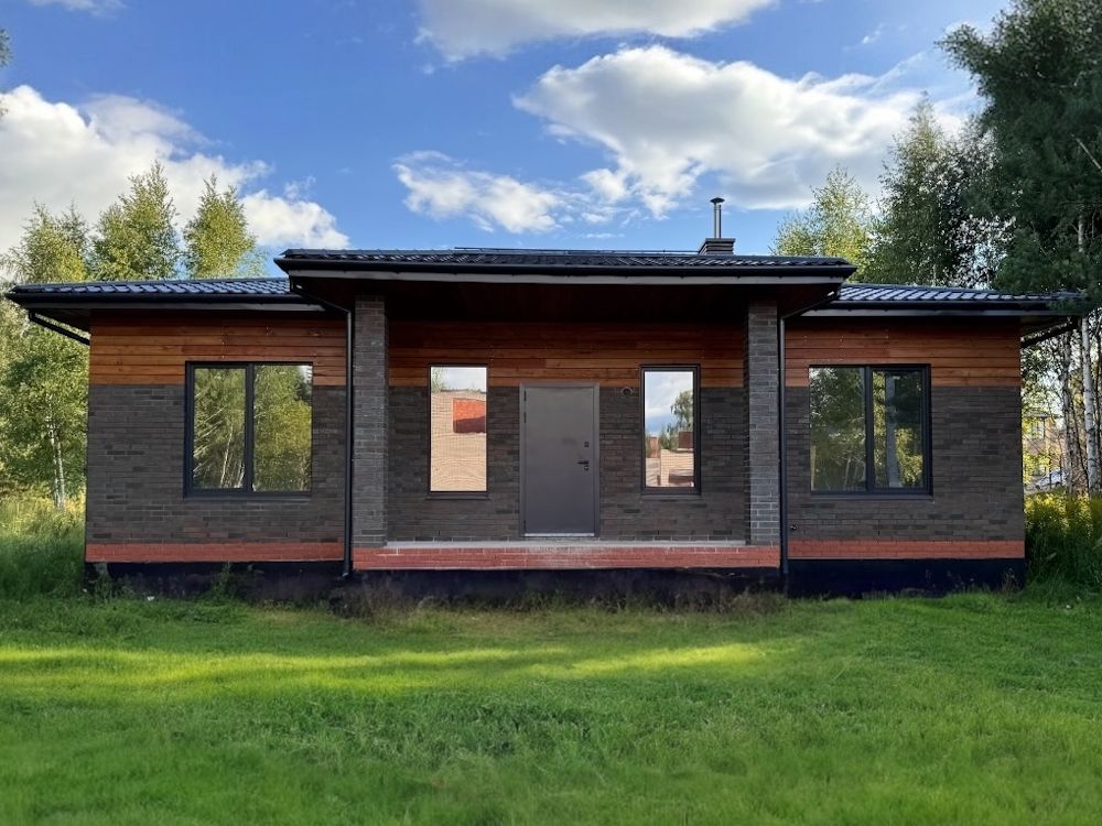 Классический одноэтажный дом с комбинированным фасадом