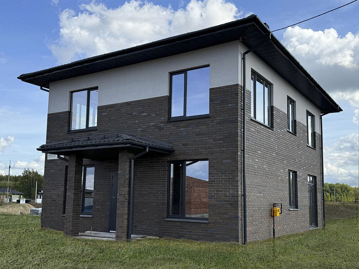 Двухэтажный кирпичный дом 140 м². Комбинированные фасады