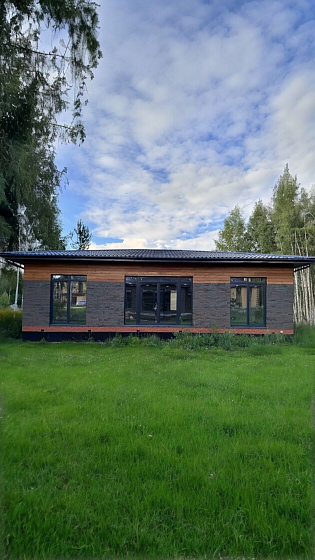 Классический одноэтажный дом с комбинированным фасадом